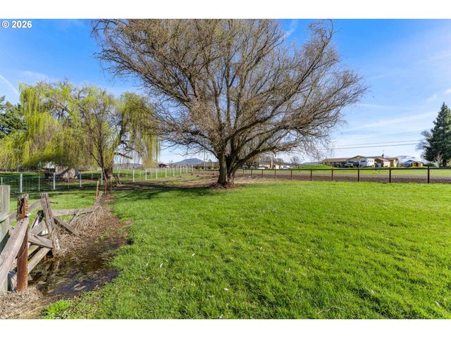 200 SIERRA Dr, Eagle Point, OR 97524