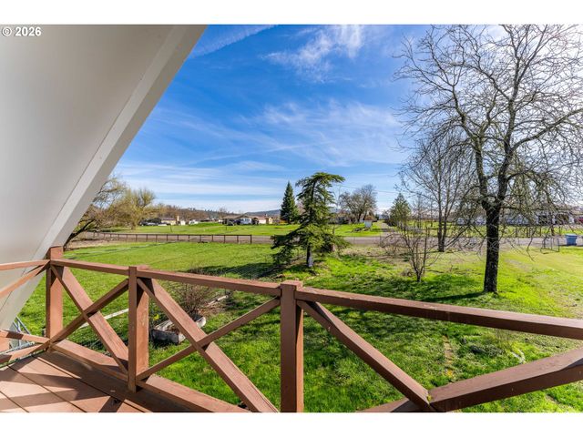 200 SIERRA Dr, Eagle Point, OR 97524