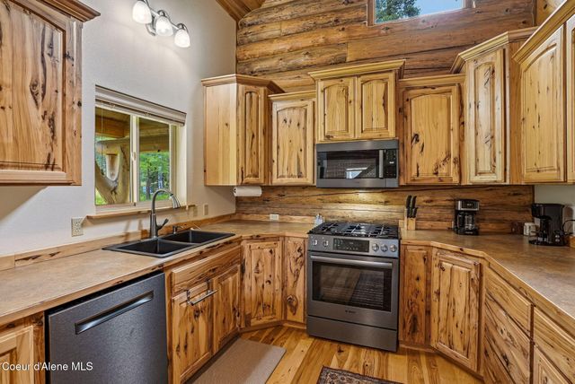 7569 Upper Pack River Rd, Sandpoint, ID 83864