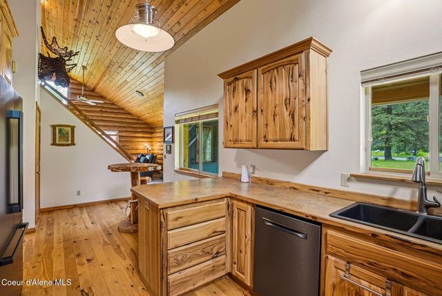 7569 Upper Pack River Rd, Sandpoint, ID 83864