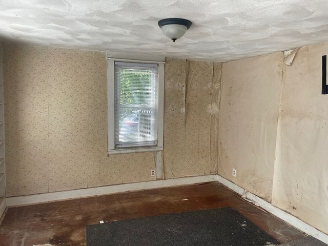 3216 N Main St, Fall River, MA 02720