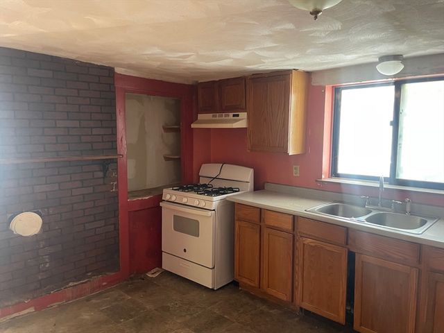 3216 N Main St, Fall River, MA 02720