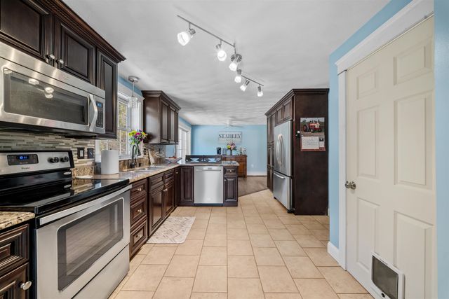5 Treaty Court, Sandown, NH 03873