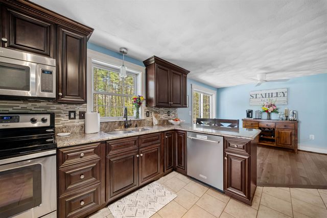 5 Treaty Court, Sandown, NH 03873