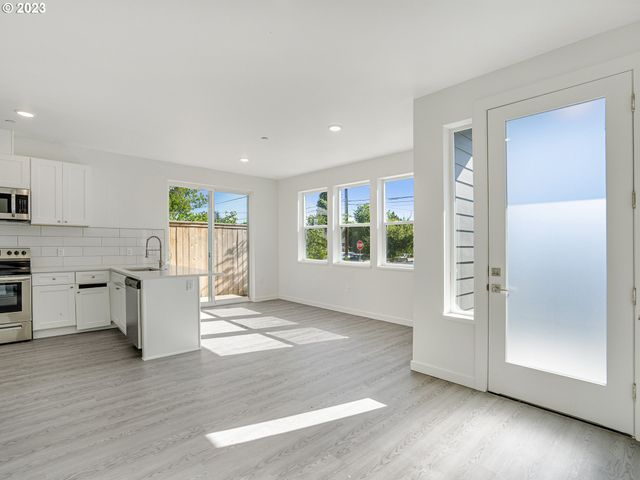 6841 N MONTANA Ave, Portland, OR 97217