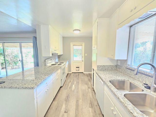 211 E Gail Avenue, Tulare, CA 93274