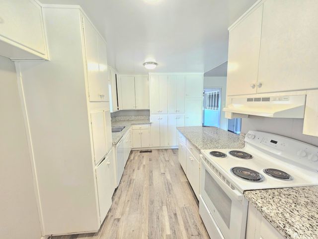 211 E Gail Avenue, Tulare, CA 93274