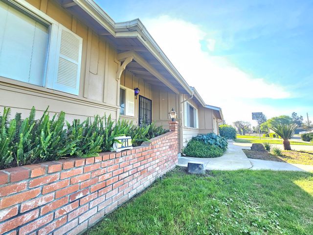 211 E Gail Avenue, Tulare, CA 93274