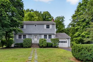 5 Robert Sproul Rd, Medfield, MA 02052