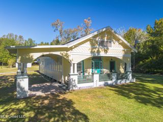 502 Jeff Davis Avenue, Waveland, MS 39576