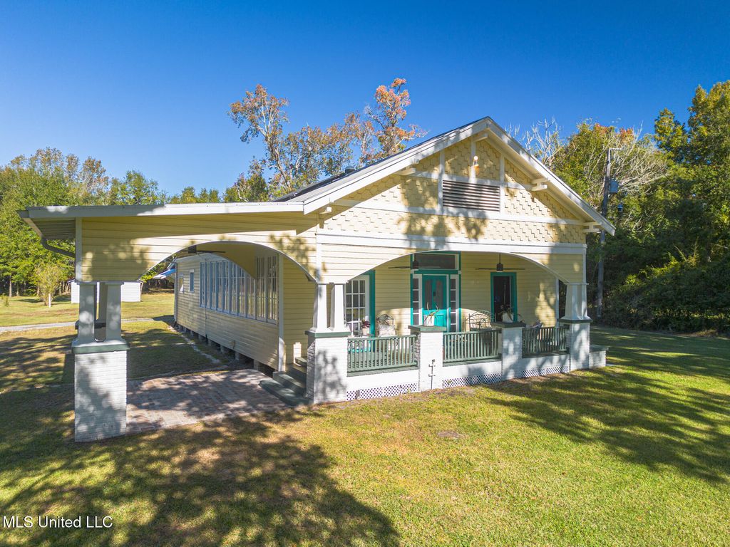 502 Jeff Davis Avenue, Waveland, MS 39576