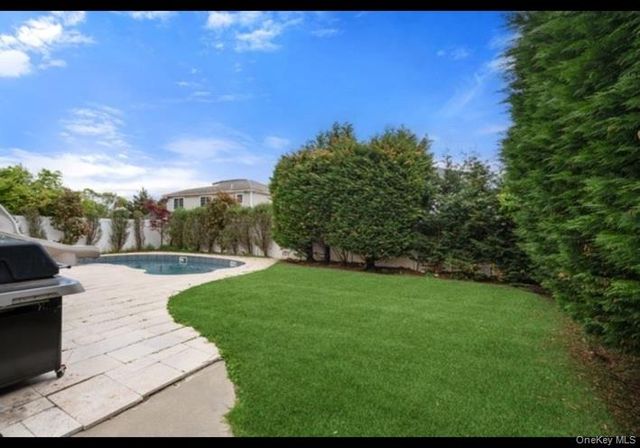 47 Syosset Circle, Syosset, NY 11791