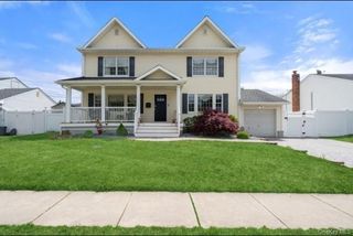 47 Syosset Circle, Syosset, NY 11791