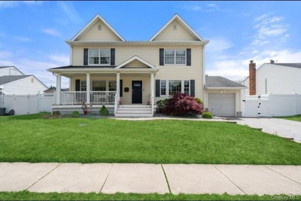 47 Syosset Circle, Syosset, NY 11791