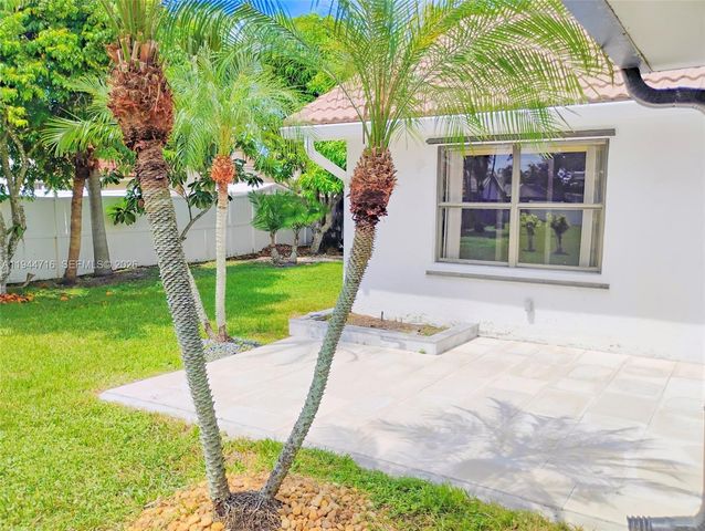 9654 Sun Pointe Dr, Boynton Beach, FL 33437