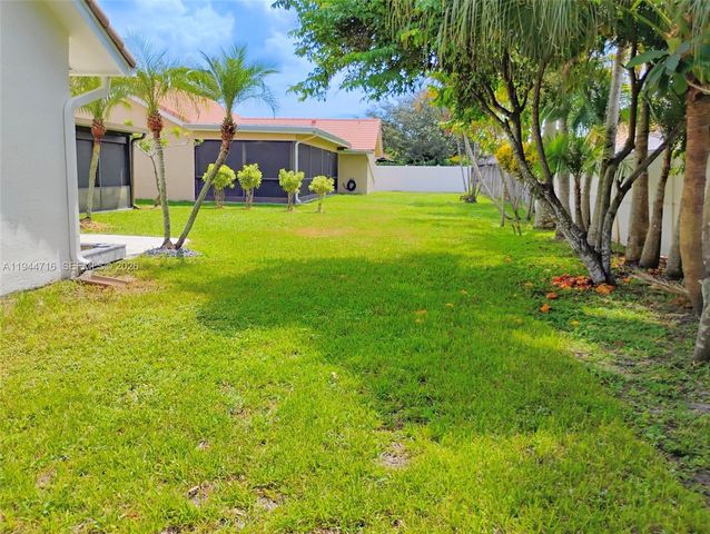 9654 Sun Pointe Dr, Boynton Beach, FL 33437