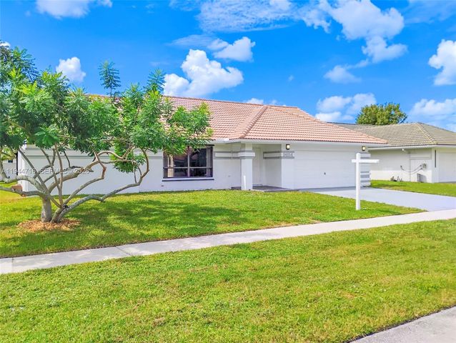 9654 Sun Pointe Dr, Boynton Beach, FL 33437