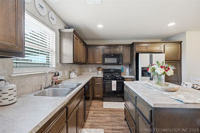 323 N Fairland Avenue, Coweta, OK 74429