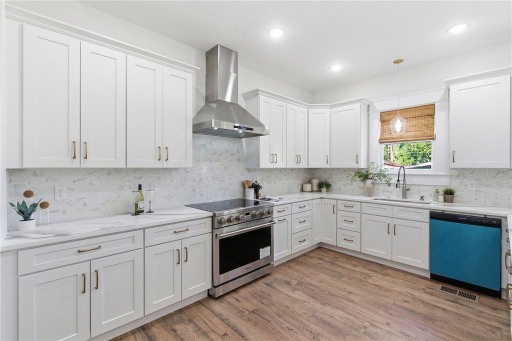 Image 14 of property listing at 5508 N BRANCH AVENUE, Tampa, FL 33604