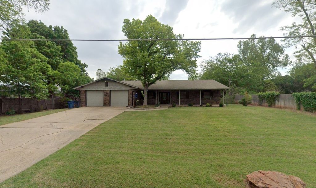 916 S College Street, Edmond, OK 73034