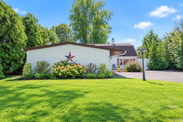26 All Points Terrace, Holbrook, NY 11741