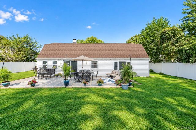 26 All Points Terrace, Holbrook, NY 11741