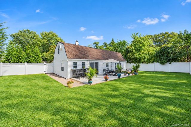 26 All Points Terrace, Holbrook, NY 11741