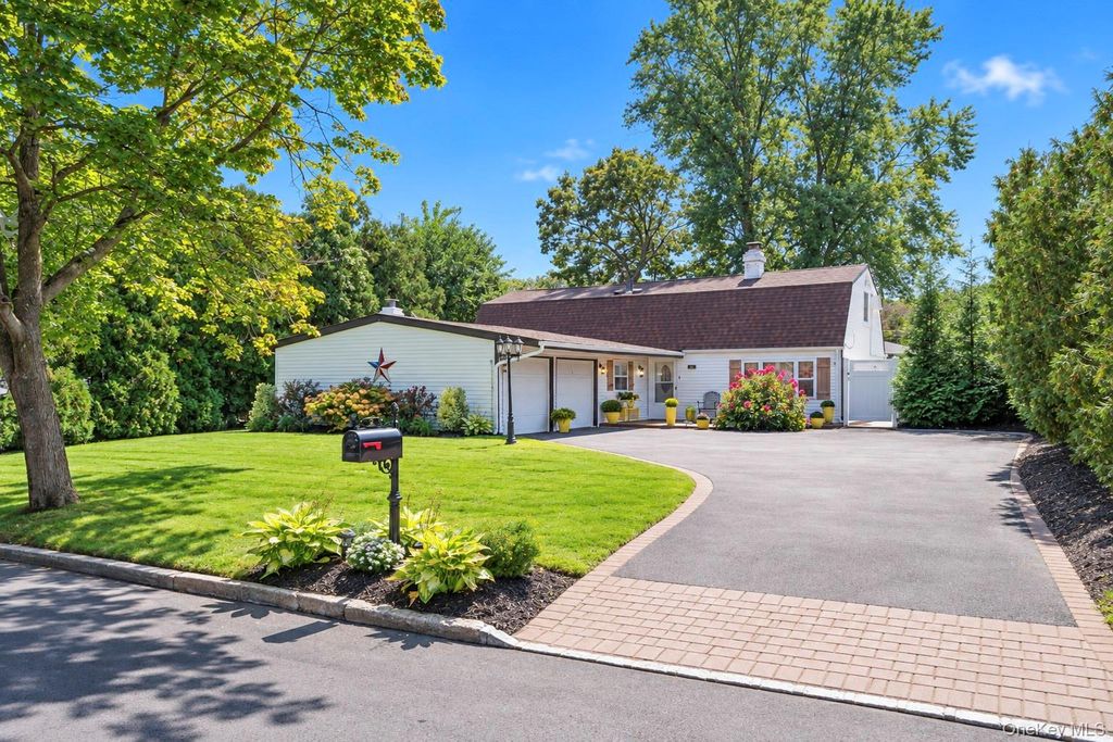 26 All Points Terrace, Holbrook, NY 11741