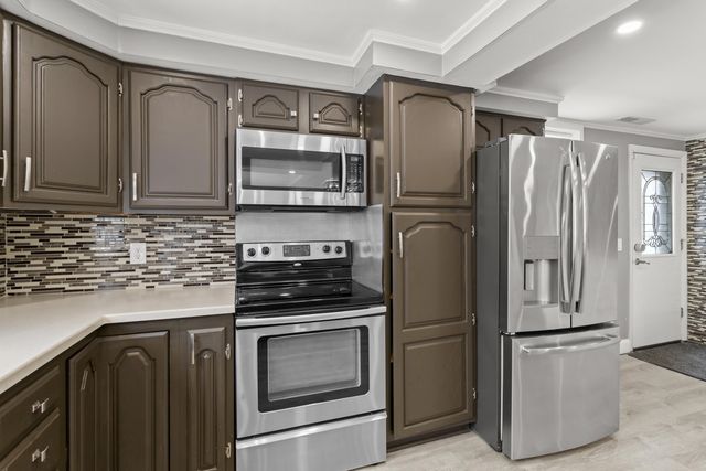 50 HAIGH Avenue, Salem, NH 03079