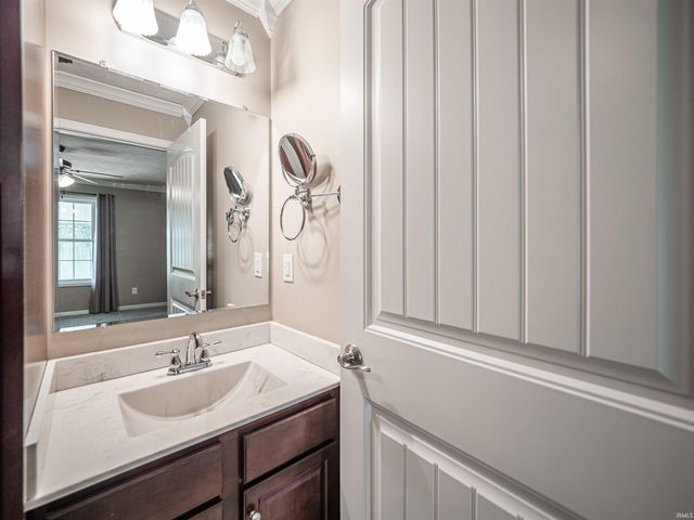 526 S Eighth Avenue, Haubstadt, IN 47639