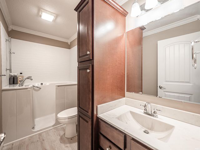 526 S Eighth Avenue, Haubstadt, IN 47639