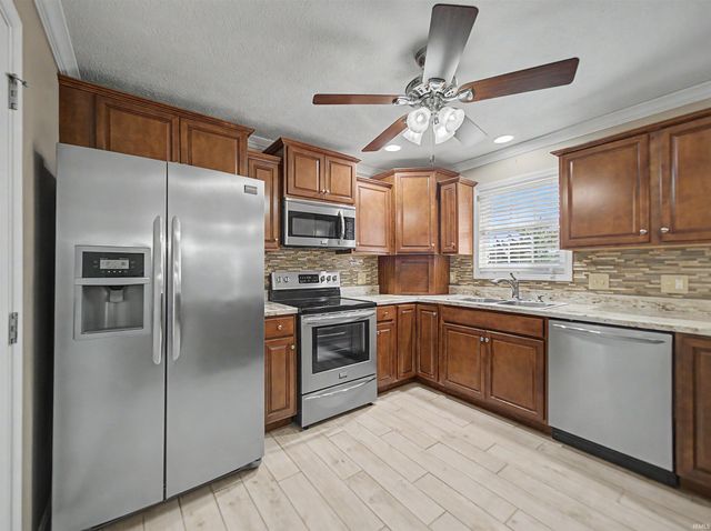 526 S Eighth Avenue, Haubstadt, IN 47639