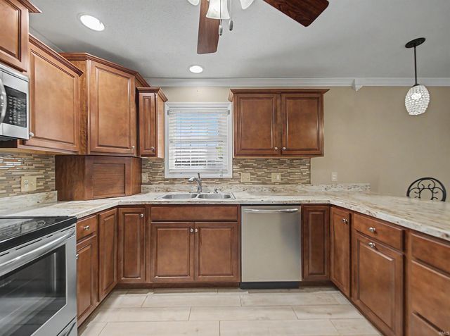 526 S Eighth Avenue, Haubstadt, IN 47639