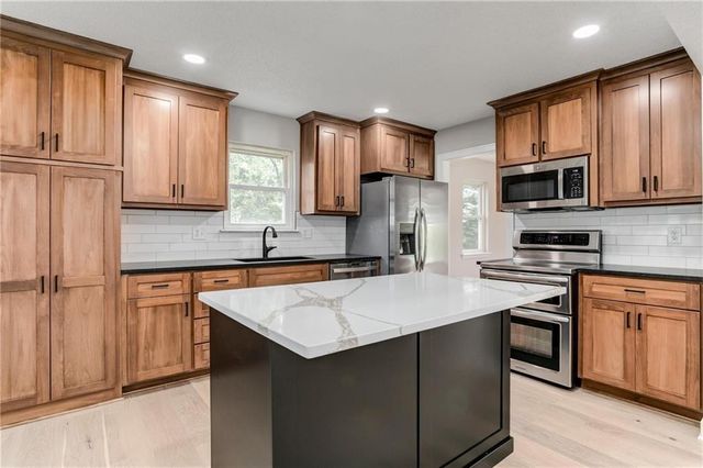 6906 Brownridge Drive, Shawnee, KS 66218