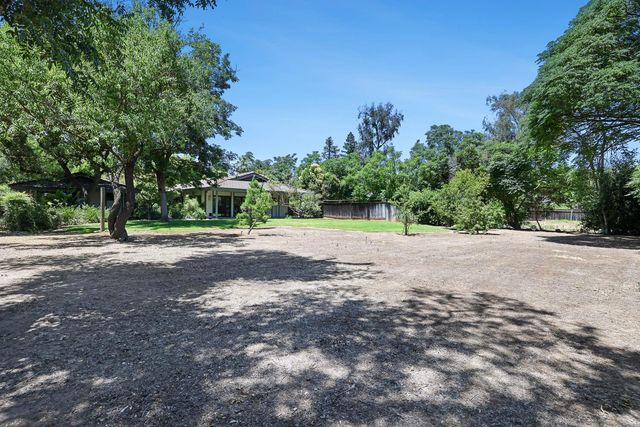 4550 N College Avenue, Fresno, CA 93704
