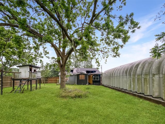 613 E Wilkins Street, Angleton, TX 77515