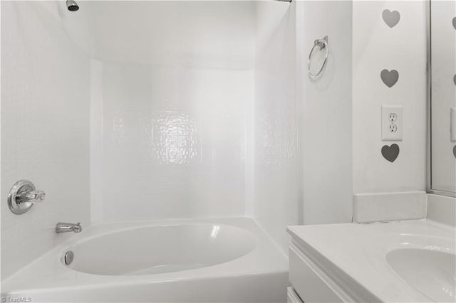 6941 Hanesbrook Circle 204, Clemmons, NC 27012