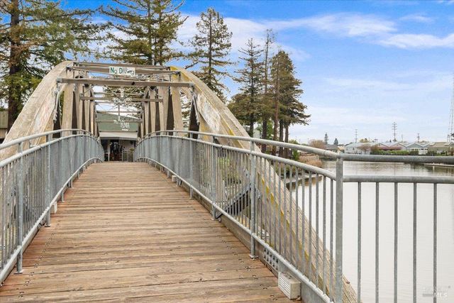 716 Keller Ct, Petaluma, CA 94952