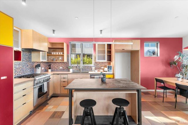 716 Keller Ct, Petaluma, CA 94952