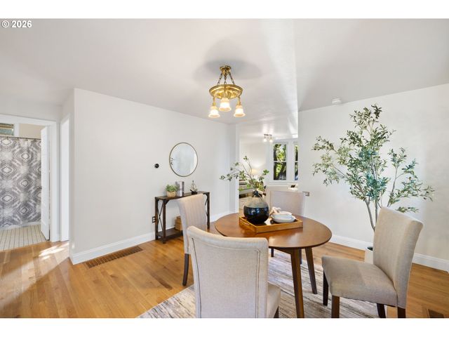 215 S GAINES St, Portland, OR 97239