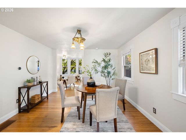 215 S GAINES St, Portland, OR 97239