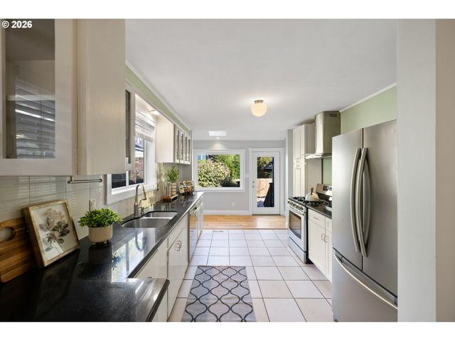 215 S GAINES St, Portland, OR 97239