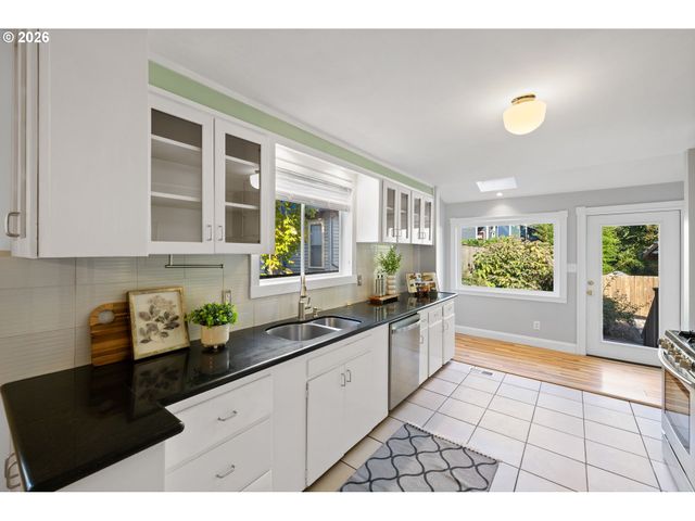 215 S GAINES St, Portland, OR 97239