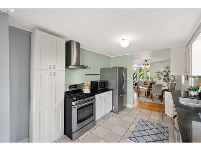 215 S GAINES St, Portland, OR 97239