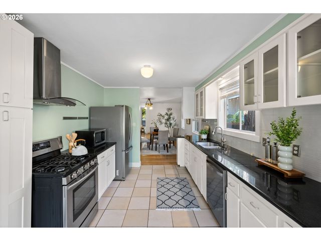 215 S GAINES St, Portland, OR 97239