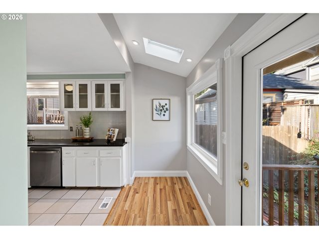 215 S GAINES St, Portland, OR 97239