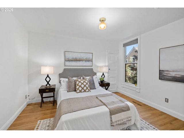 215 S GAINES St, Portland, OR 97239