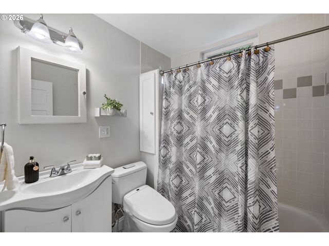 215 S GAINES St, Portland, OR 97239