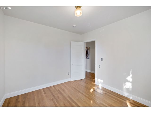 215 S GAINES St, Portland, OR 97239