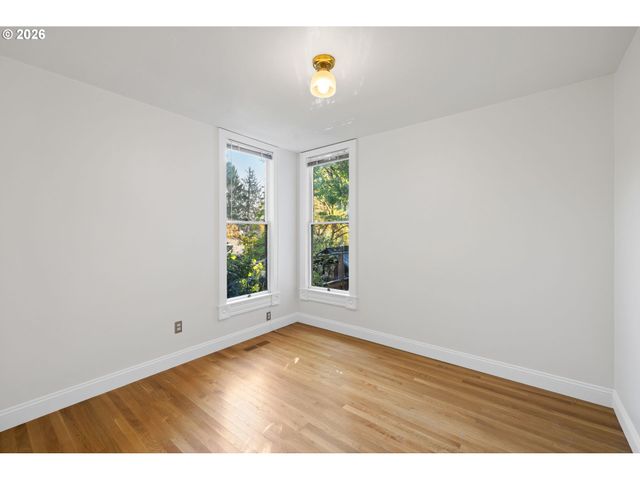 215 S GAINES St, Portland, OR 97239